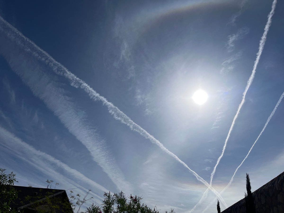 IronBubble's tweet photo. Beautiful chemtrails decorating our skies. View from west El Paso TX https://t.co/jXoVlodg77