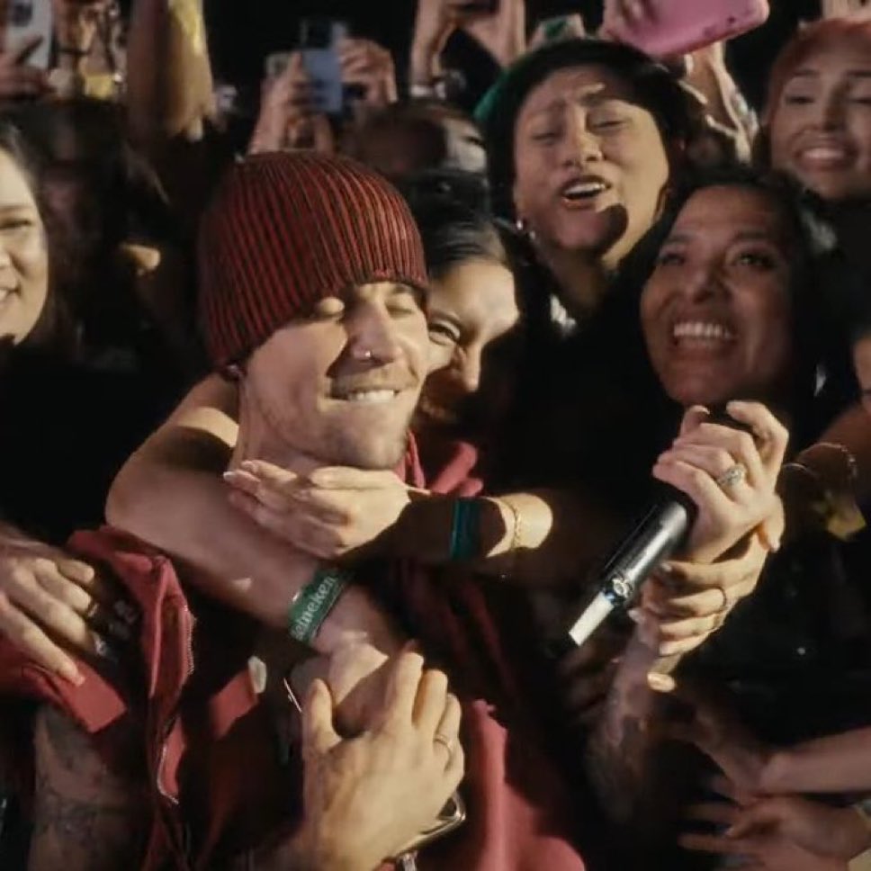 i am gonna fucking CRY and there are people around me