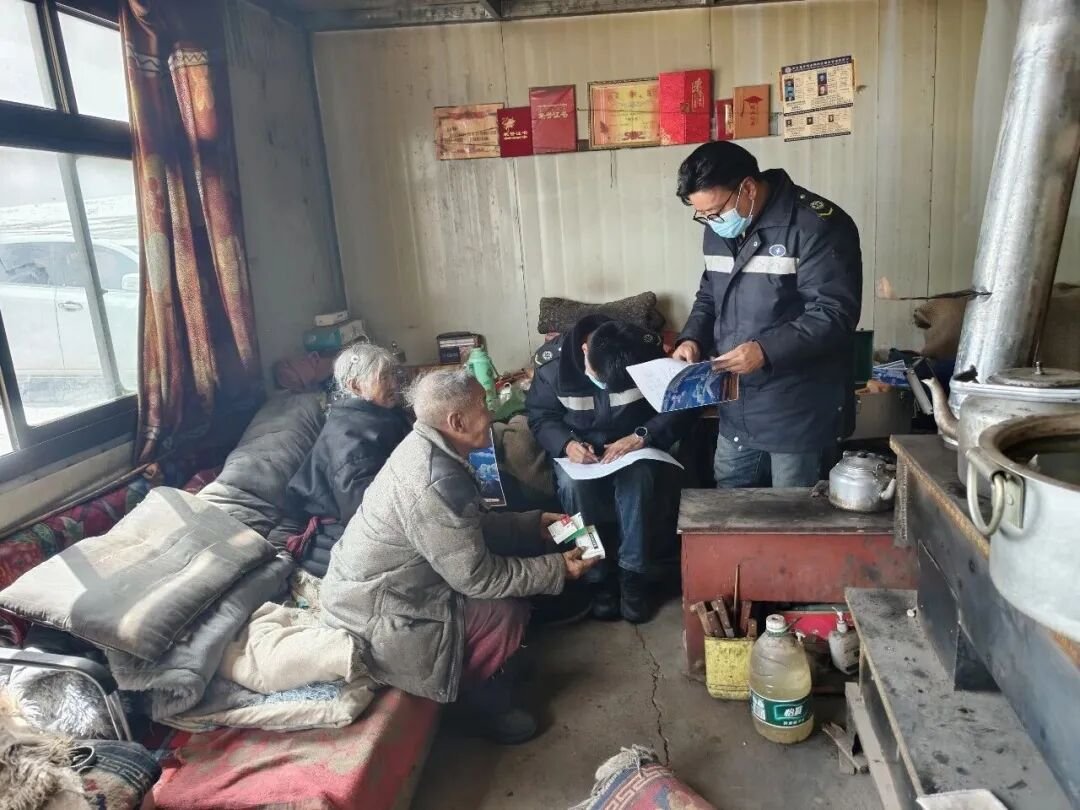 TibetNews11's tweet image. Il centro sanitario di Duoma #Township ha organizzato una squadra di volontari per l'assistenza medica domiciliare, incaricata di effettuare visite speciali agli anziani.