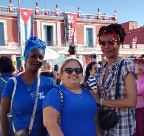 El colectivo de Cultura #Holguín presente en el acto por el 65 Aniversario de la Victoria de Playa Girón .
#SomosCulturaHolguín¹,