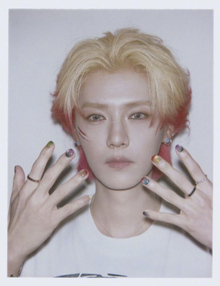 LuHan International tweet media