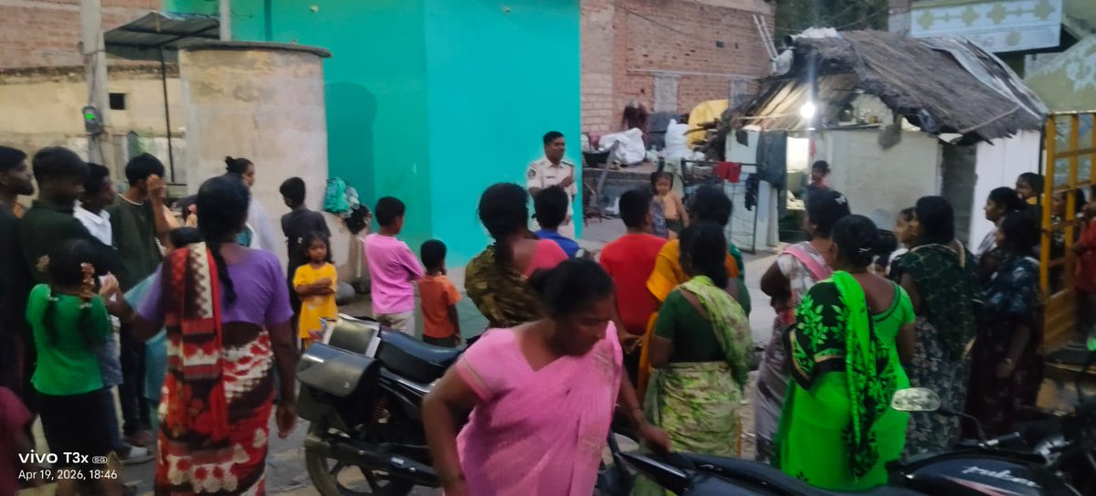 AnantapurPolice's tweet photo. మహిళల భద్రతకు ప్రాధాన్యత – పామిడి పట్టణంలో పోలీసుల అవగాహన కార్యక్రమం* జిల్లా ఎస్పీ శ్రీ పి.జగదీష్ IPS గారి ఆదేశాల మేరకు... స్త్రీరక్ష పోర్టల్‌పై ప్రత్యేకంగా వివరించిన అధికారులు.
@APPOLICE100 
#WomenSafety
#AnantapurPolice
#StaySafe
#CyberAwareness
#SafeCommunity https://t.co/PYg1FtXFVZ