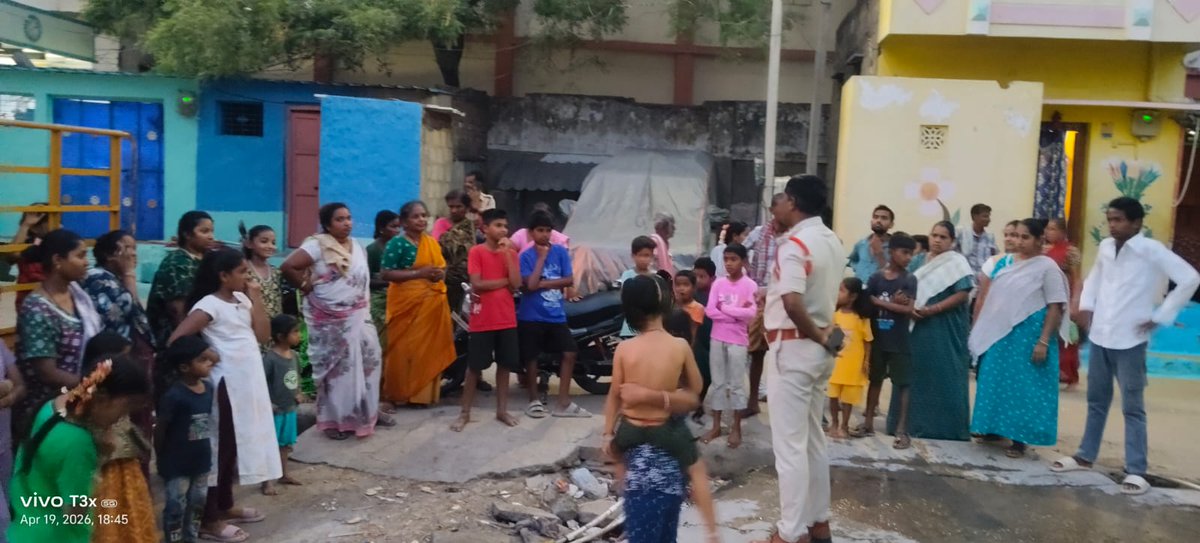 AnantapurPolice's tweet photo. మహిళల భద్రతకు ప్రాధాన్యత – పామిడి పట్టణంలో పోలీసుల అవగాహన కార్యక్రమం* జిల్లా ఎస్పీ శ్రీ పి.జగదీష్ IPS గారి ఆదేశాల మేరకు... స్త్రీరక్ష పోర్టల్‌పై ప్రత్యేకంగా వివరించిన అధికారులు.
@APPOLICE100 
#WomenSafety
#AnantapurPolice
#StaySafe
#CyberAwareness
#SafeCommunity https://t.co/PYg1FtXFVZ