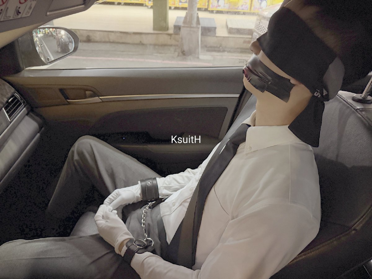 KHsuit tweet media