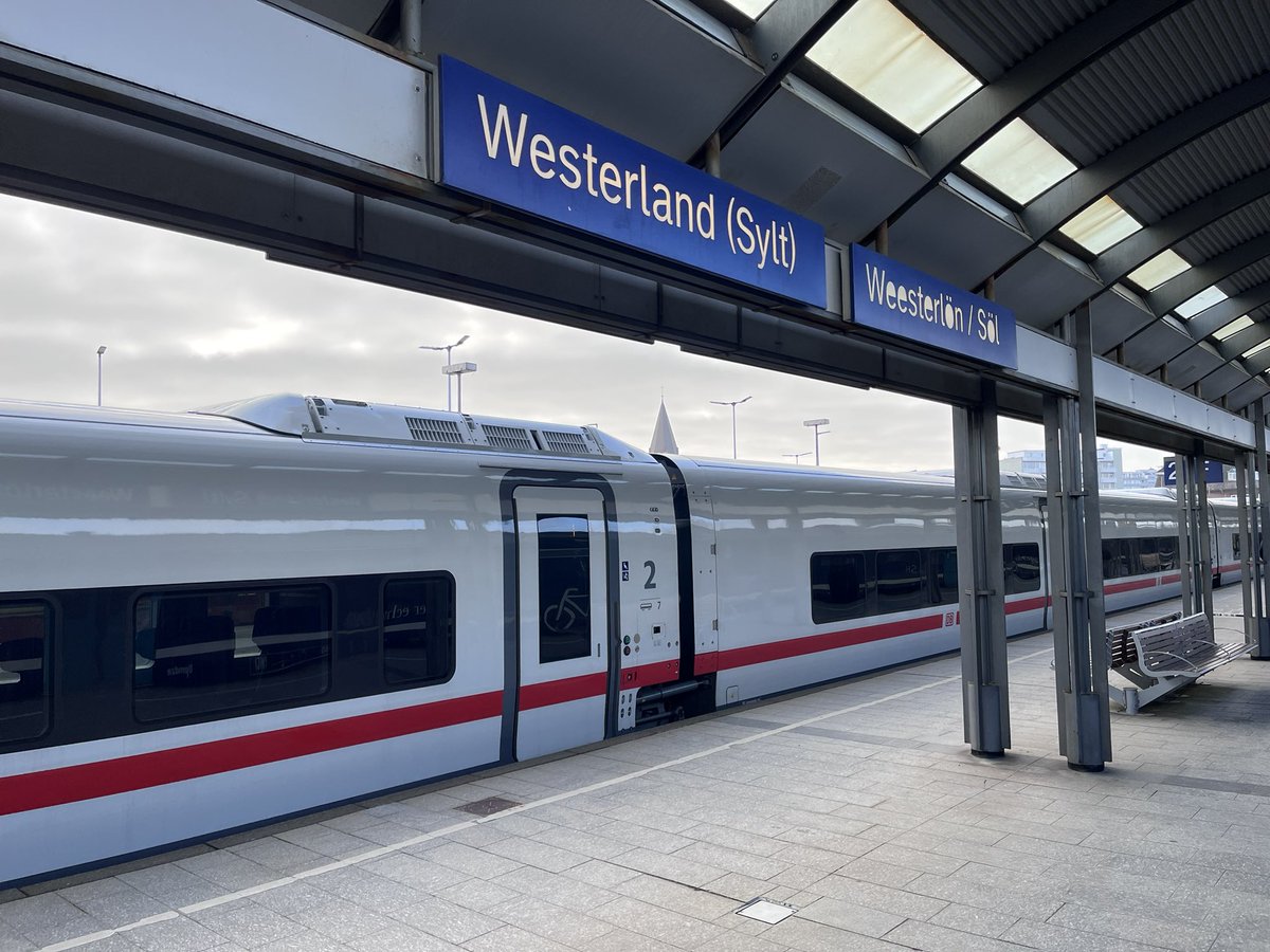 MarcusGrahnert's tweet image. Das gute Stück ist pünktlich angekommen, sogar etwas Sonne auf der Insel.

Ab sofort ist der ICE dann täglich in #Westerland zu Gast - ebenso wie in #Itzehoe, #Heide, #Husum und #Niebüll (letztes Foto).

#Talgo