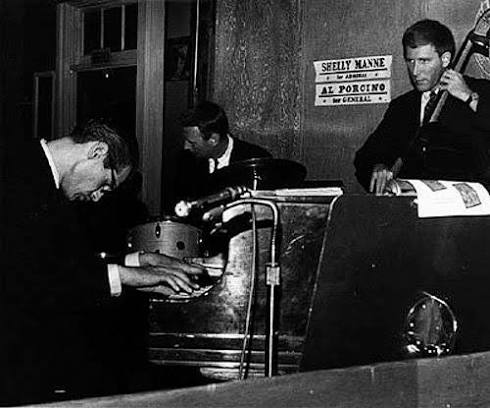 MarceloBufacchi's tweet image. Waltz for Debby - Bill Evans #piano - Scott LoFaro #bass - Paul Motian #drums - Live at  Village Vanguard, NY, June 25, 1961 (Take 2).
#music #art #jazz #jazzmusic 
youtu.be/hdnPisW7E-E?si…