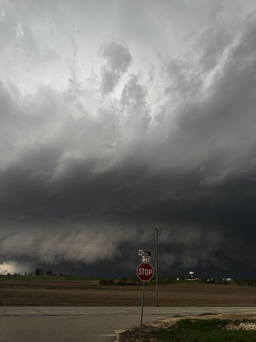 MesoCourt's tweet photo. Some of the pictures I got from the tornado warned storm rolling into Pecatonica, IL on Friday. 
Absolutely gorgeous structure and it was incredible to see the whole thing rotating. (Last picture was when it became observed moving into Rockton IL area; I was directly south of it) https://t.co/3cBNVjh1R5
