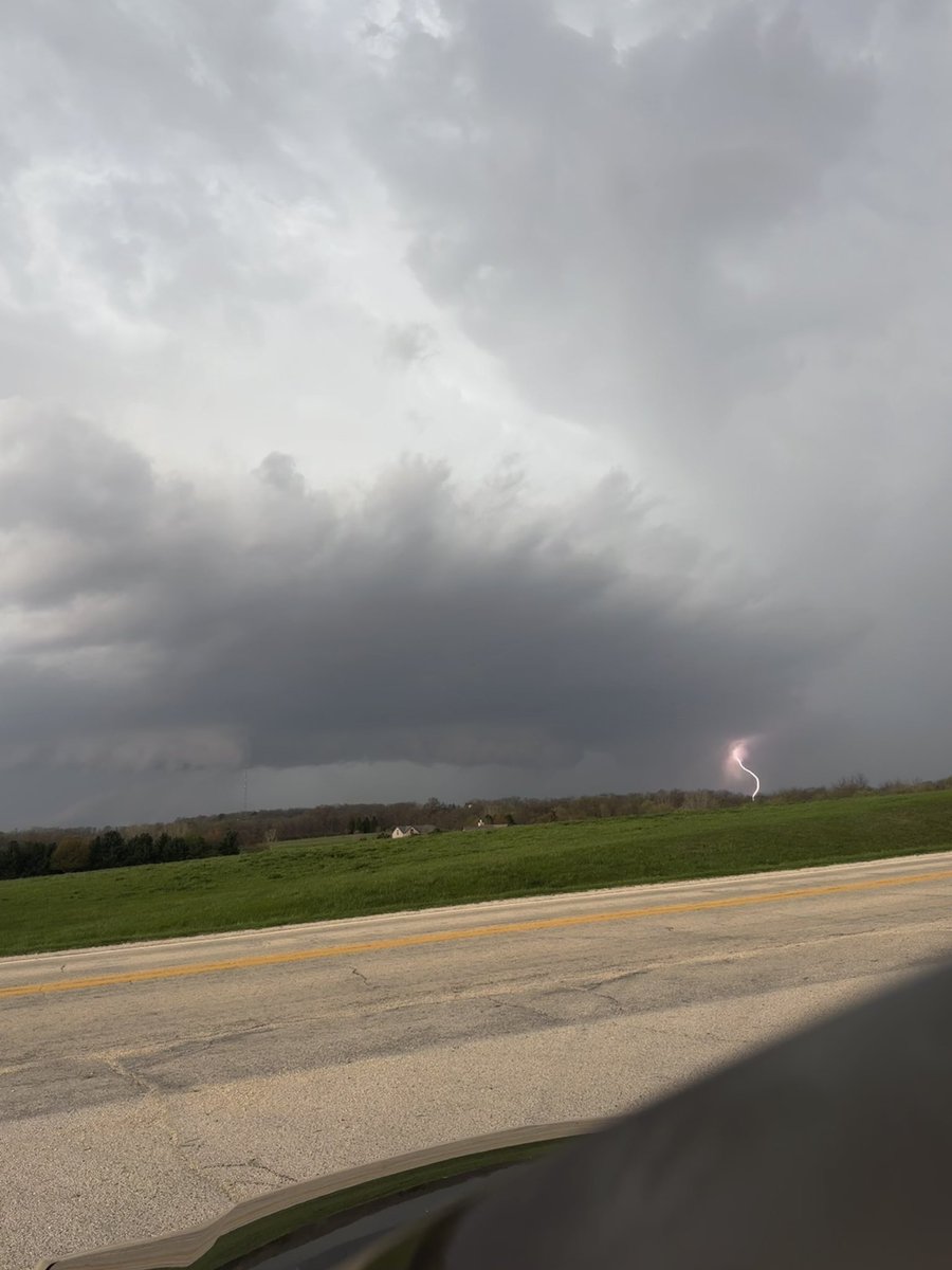 MesoCourt's tweet photo. Some of the pictures I got from the tornado warned storm rolling into Pecatonica, IL on Friday. 
Absolutely gorgeous structure and it was incredible to see the whole thing rotating. (Last picture was when it became observed moving into Rockton IL area; I was directly south of it) https://t.co/3cBNVjh1R5