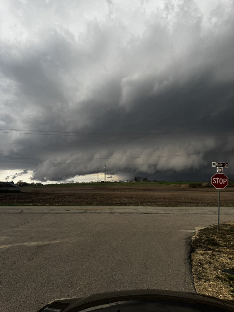 MesoCourt's tweet photo. Some of the pictures I got from the tornado warned storm rolling into Pecatonica, IL on Friday. 
Absolutely gorgeous structure and it was incredible to see the whole thing rotating. (Last picture was when it became observed moving into Rockton IL area; I was directly south of it) https://t.co/3cBNVjh1R5