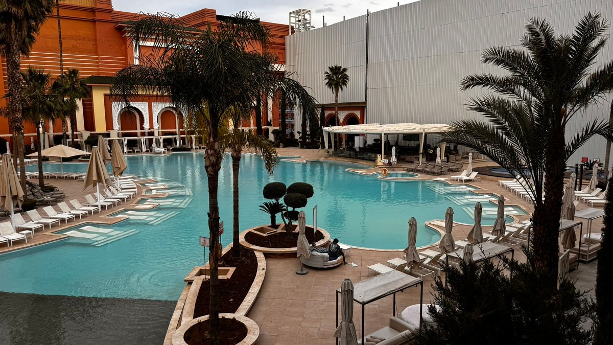 PodcastPure's tweet image. Riad or hotel in Marrakech? 🤔

Your stay = your entire experience

Here’s how to choose 👇
🔗 buff.ly/SrgBQcH

#TravelTips #MarrakechHotels