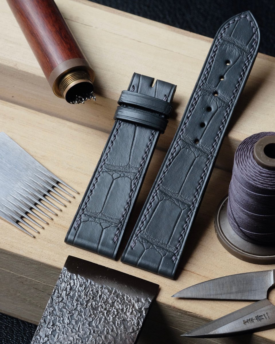 AtelierDecoster's tweet image. Bracelet en alligator gris anthracite, doublure en chèvre orage, fil dark grey (S) et peinture dark grey #atelierdecoster #decoster #artisan #handmade #handstiched #handmadeinbelgium #madeinbelgium