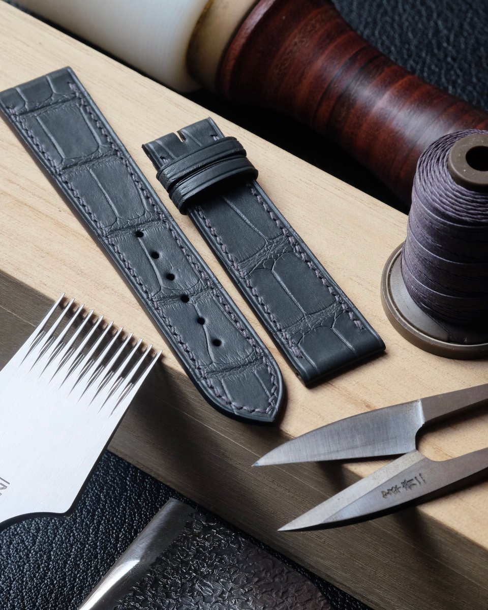 AtelierDecoster's tweet image. Bracelet en alligator gris anthracite, doublure en chèvre orage, fil dark grey (S) et peinture dark grey #atelierdecoster #decoster #artisan #handmade #handstiched #handmadeinbelgium #madeinbelgium