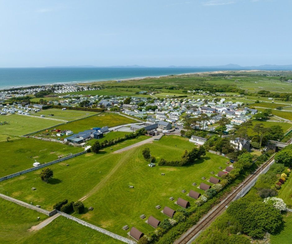WeAcceptPets's tweet image. 🌊 Tyddyn Goronwy Holiday Park 🌊

Tyddyn Goronwy Holiday Park in the seaside village of Tal-y-Bont offers a stunning setting with front-row views of both sea and mountain scenery. ⛰️

Accepts 🐶
weacceptpets.co.uk/Gwynedd/9044 

#NorthWales #TalYBont #Barmouth #Snowdonia #StaycationUK