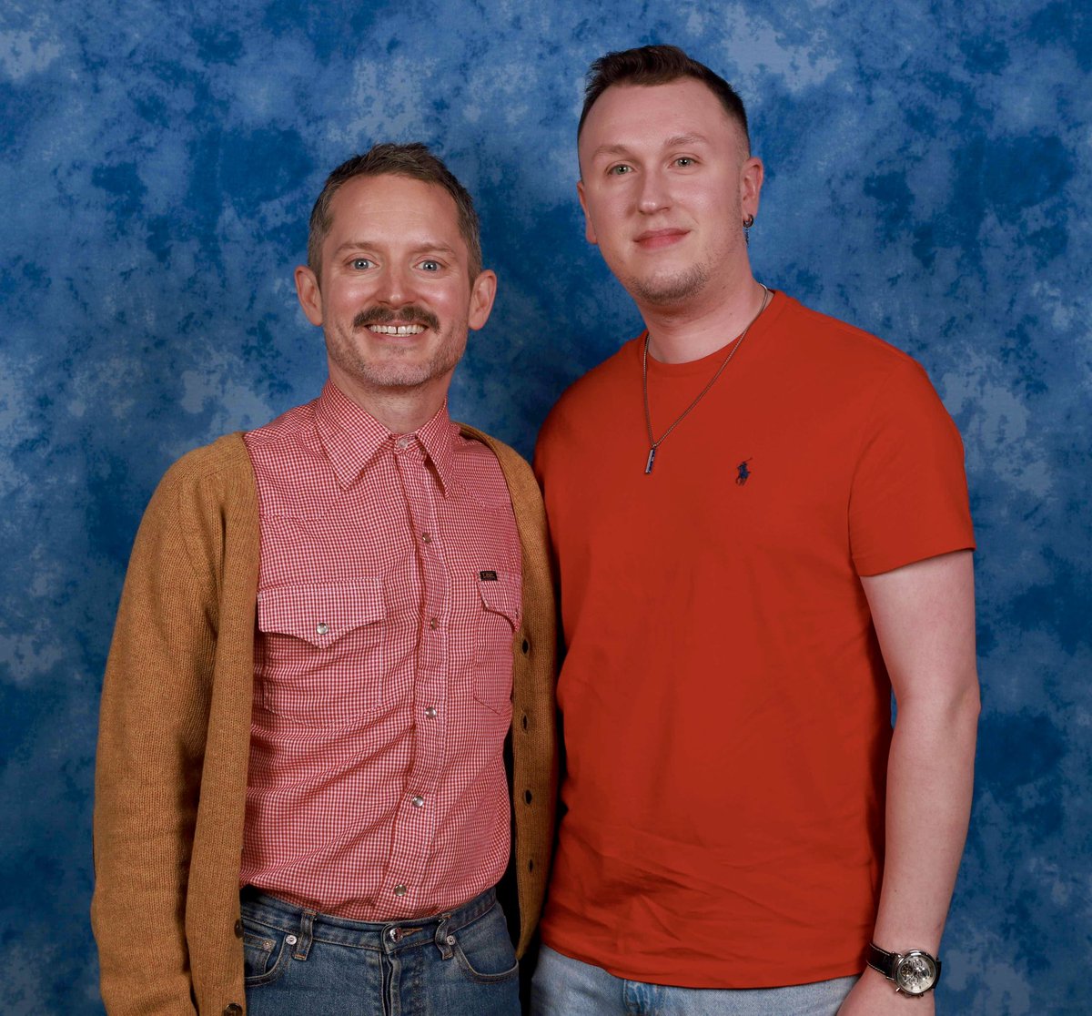 _cineboy's tweet photo. J’ai rencontré Monsieur FRODON 😭😍💚 #elijahwood https://t.co/q5Rctr3ali