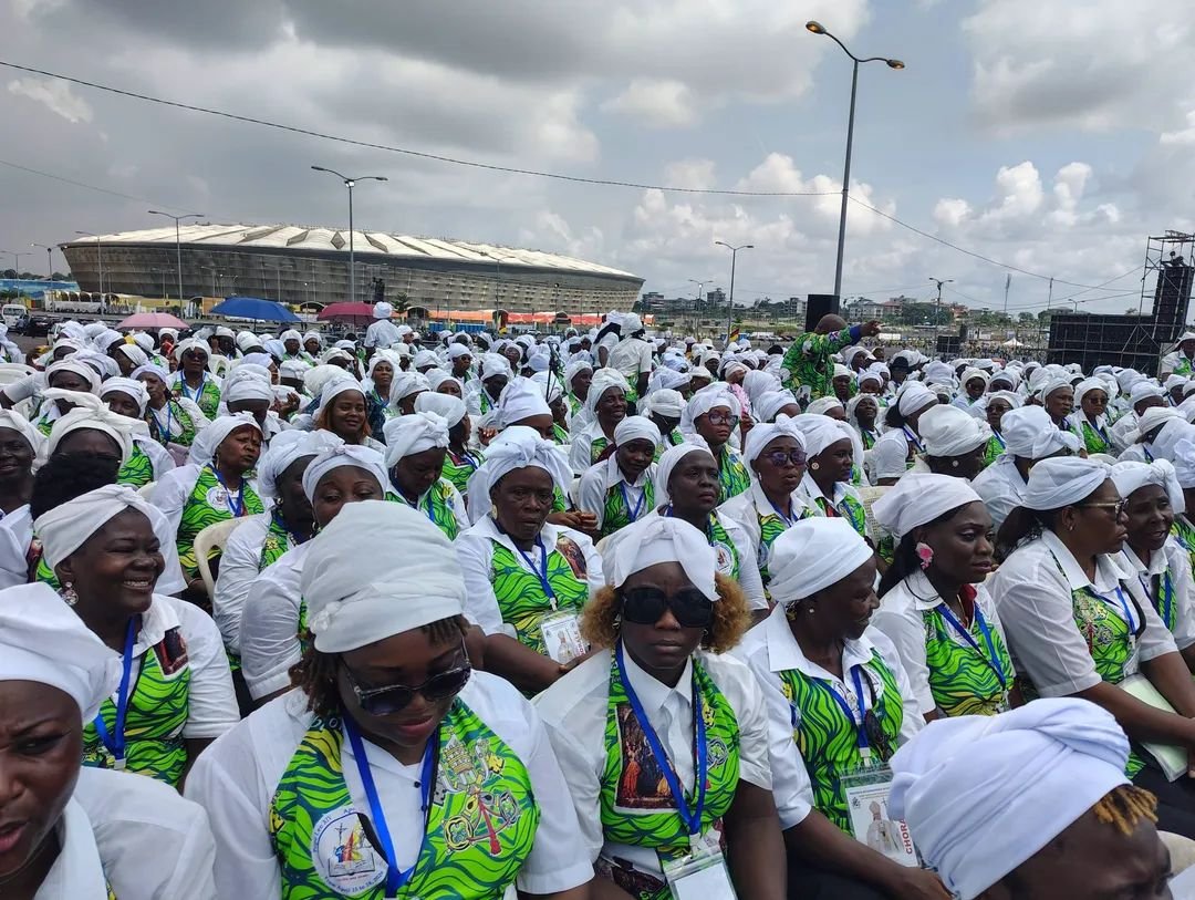 TeleAsuOfficiel's tweet photo. IMAGE D'ACTU - LE SAVIEZ VOUS? Ce sont au total près de 800 choristes qui ont été mobilisés pour animer la messe pontificale au stade Japoma à Douala.
#teleasu #PapeAuCameroun2026
📷 Abbé Etienne Bakaba https://t.co/dNH32ABOym
