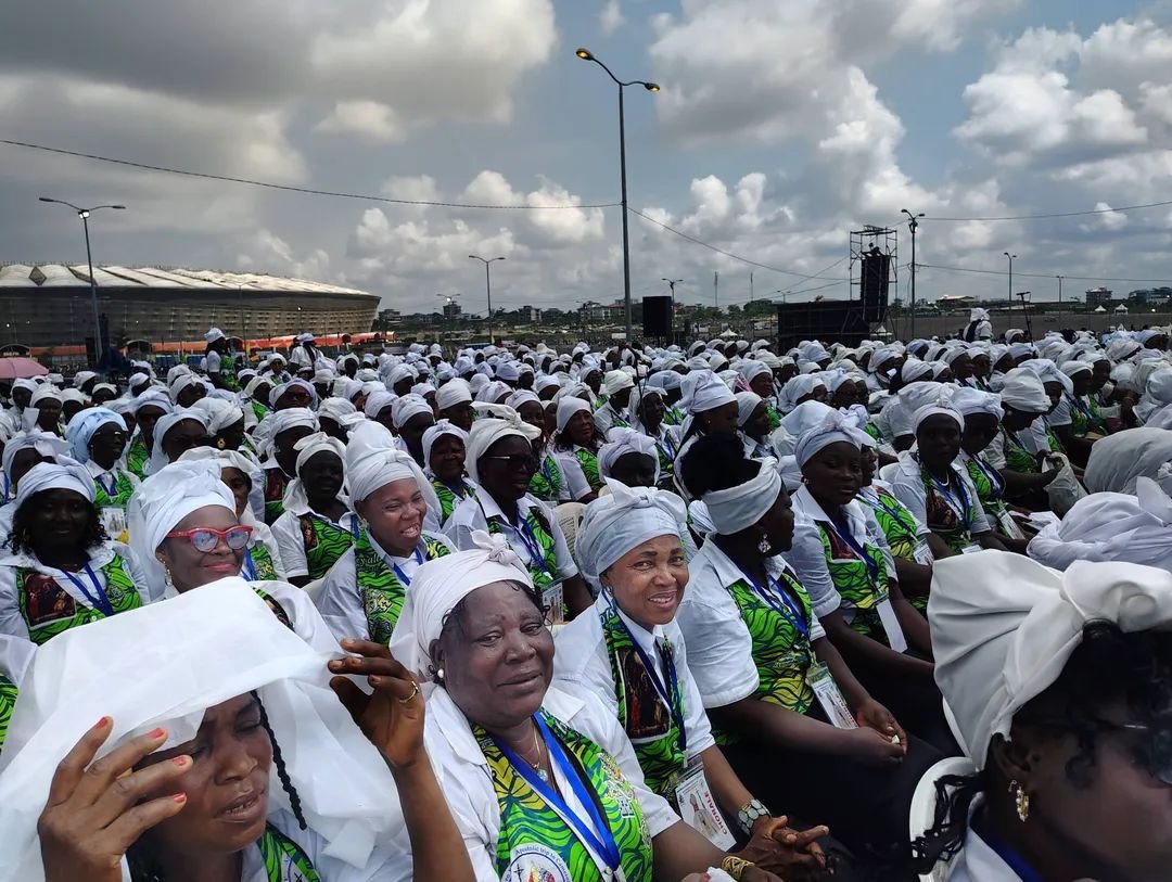 TeleAsuOfficiel's tweet photo. IMAGE D'ACTU - LE SAVIEZ VOUS? Ce sont au total près de 800 choristes qui ont été mobilisés pour animer la messe pontificale au stade Japoma à Douala.
#teleasu #PapeAuCameroun2026
📷 Abbé Etienne Bakaba https://t.co/dNH32ABOym