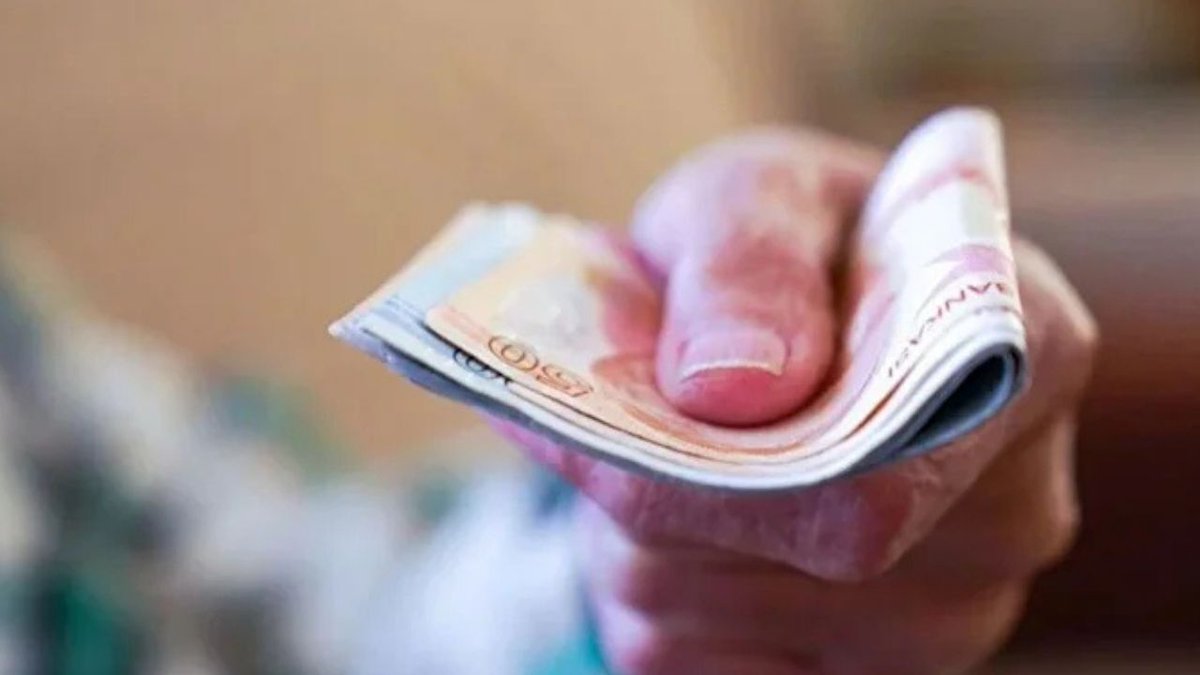 #Ekonomi Temmuz ayında memur ve emekli maaşına ne kadar zam yapılacak?: Milyonlarca memur ve emeklinin gözü kulağı, 2026 yılının ikinci yarısında alınacak maaş zamlarını belirleyecek olan enflasyon verilerine çevrildi. Türkiye Cumhuriyet Merkez… dlvr.it/TS6byL