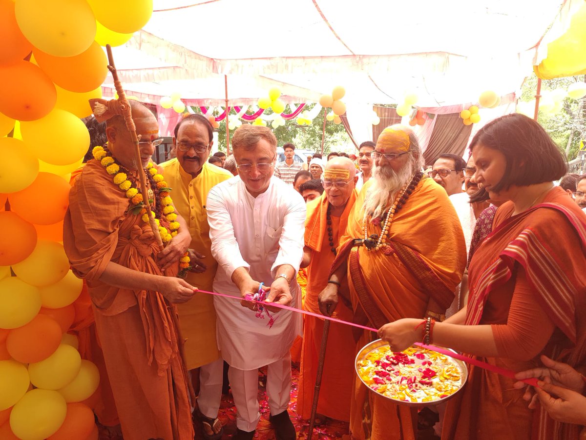 झोटेश्वर- नरसिंहपुर :: गौशाला का उद्घाटन:: गुरु जी ब्रह्मलीन स्वामी शंकराचार्य स्वरूपानंद जी महाराज की पूज्य स्थली, द्वारकाधीश्वर स्वामी सदानंद जी महाराज और अन्य स्वामी महामंडलेश्वर और पूज्य स्वामीयो की प्रेरणादायक उपस्थिति में आयोजित कार्यक्रम।