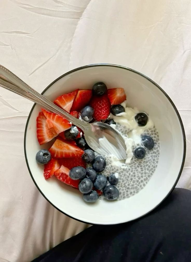 sarmusag's tweet image. This simple chia yogurt bowl is my current obsession
Ingredients:
1/2 cup plain Greek yogurt
2 tbsp chia seeds
1/2 cup milk 
Fresh strawberries
Fresh blueberries
Optional: honey or maple syrup

#HealthyLifestyle #CleanEating #WellnessRoutine #HealthyBreakfast #FoodInspo #GlowUp