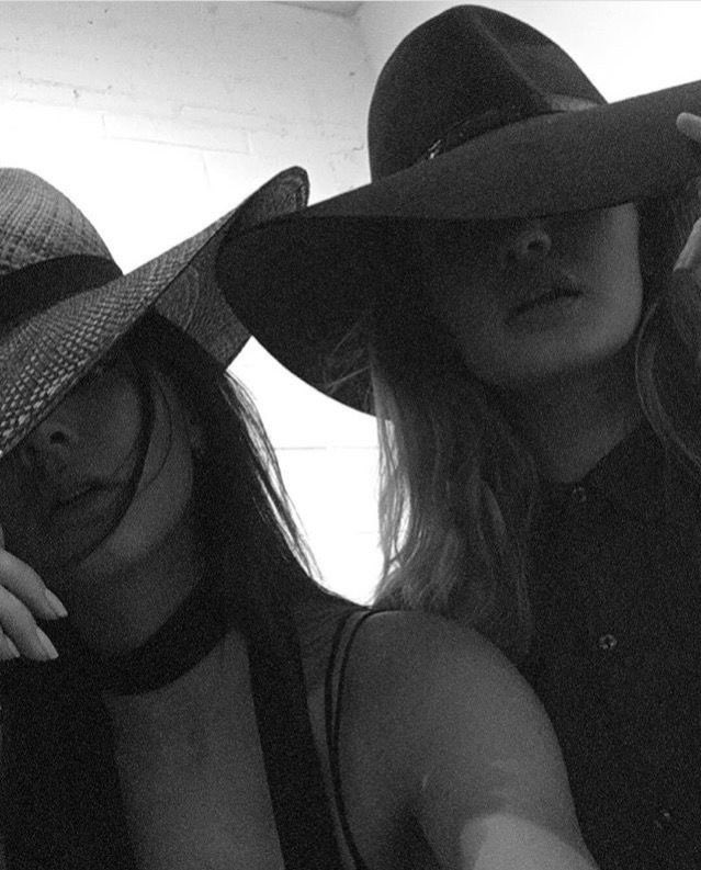 gigsxhadid's tweet photo. saudade delas grudadinhas postando foto juntas dia sim dia também #kengi https://t.co/R4057ARciv
