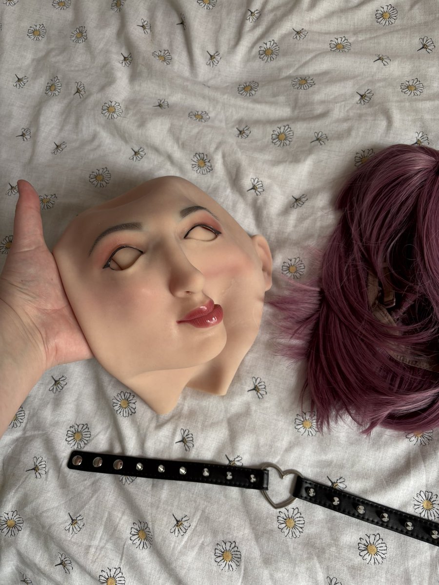 angelmasks22's tweet image. Wait you want me to wear your stuff? 

Alright I’ll bite, always wondered how that stuff felt….

#tryon #masks #siliconemasks #siliconemasker #femalemask #femalemasker #curious #curiosity #roanyer #roanyerjapan