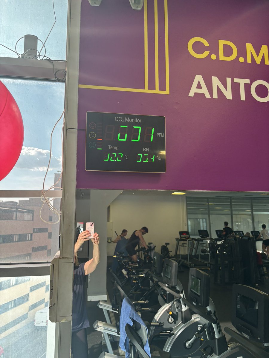 Salblalo's tweet photo. Ahora en el polideportivo municipal donde llevamos meses sin aire acondicionado. He puesto 7 reclamaciones y ninguna respuesta 🤷‍♀️🥵 A los responsables les debe parecer bien, porque es un servicio público para pobres que da igual que se desmayen haciendo ejercicio por su salud https://t.co/xVqeLvJPmU