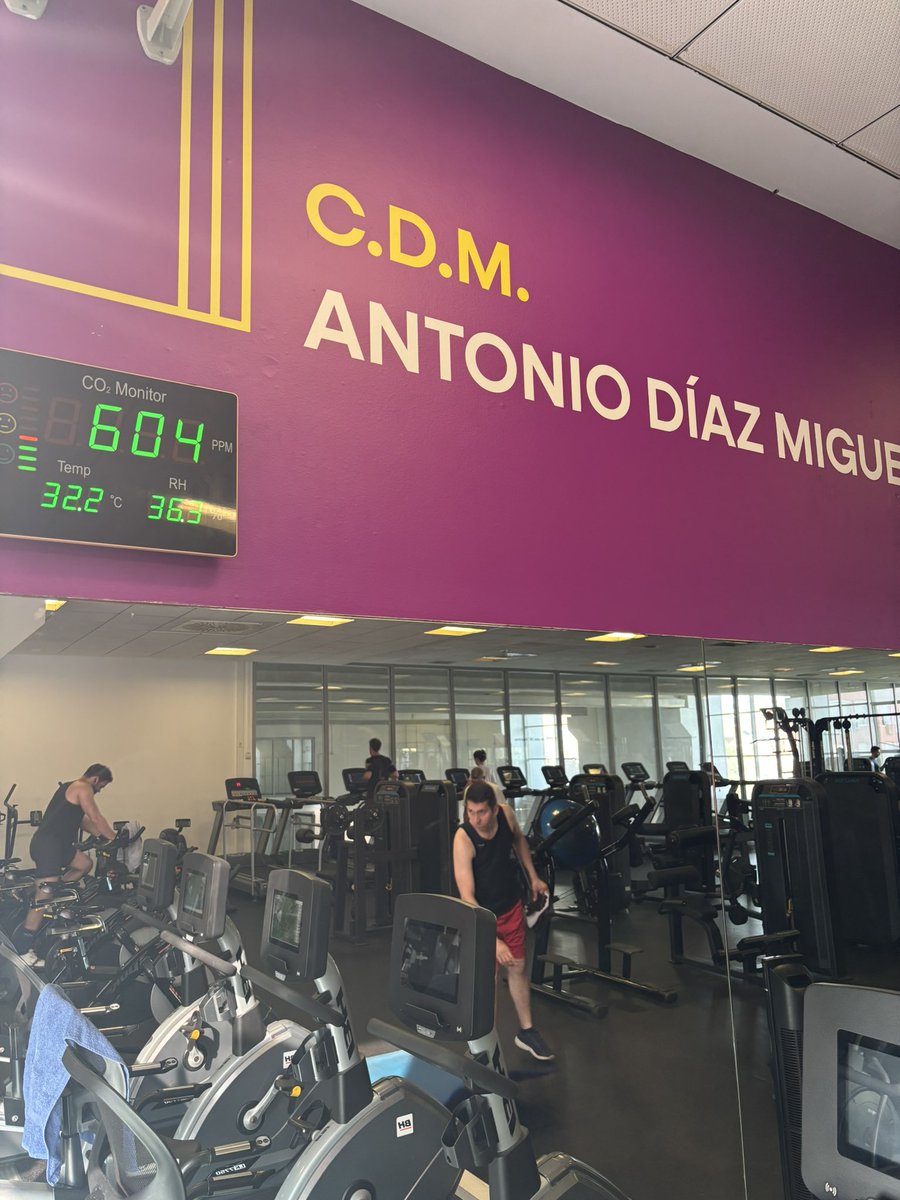 Salblalo's tweet photo. Ahora en el polideportivo municipal donde llevamos meses sin aire acondicionado. He puesto 7 reclamaciones y ninguna respuesta 🤷‍♀️🥵 A los responsables les debe parecer bien, porque es un servicio público para pobres que da igual que se desmayen haciendo ejercicio por su salud https://t.co/xVqeLvJPmU