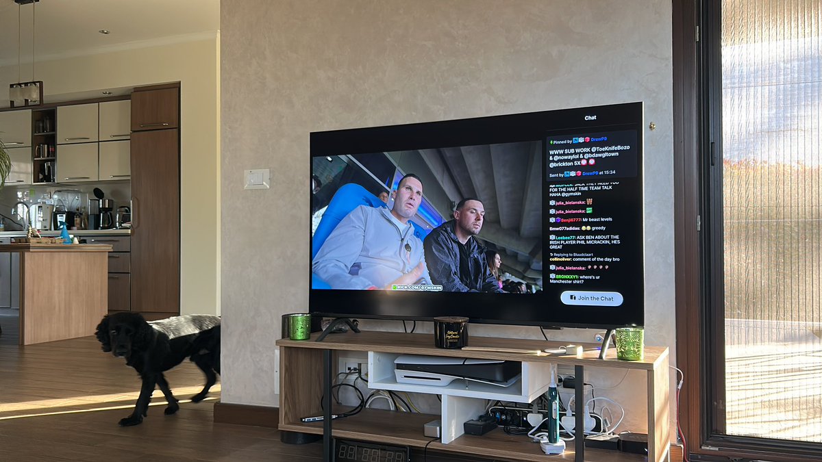 improvement_guy's tweet photo. It’s like a couple of aliens watching football for the first time 😄 https://t.co/uqPqbKDzMn