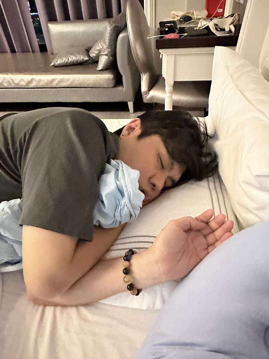 yuehlin17's tweet photo. 🎈生日快樂🎂
希望今年的生日大禮你會滿意😂
#生日禮物 
#吳二 
#happybirthday 
#newborn 
#2d https://t.co/JhnZI1Zb5c