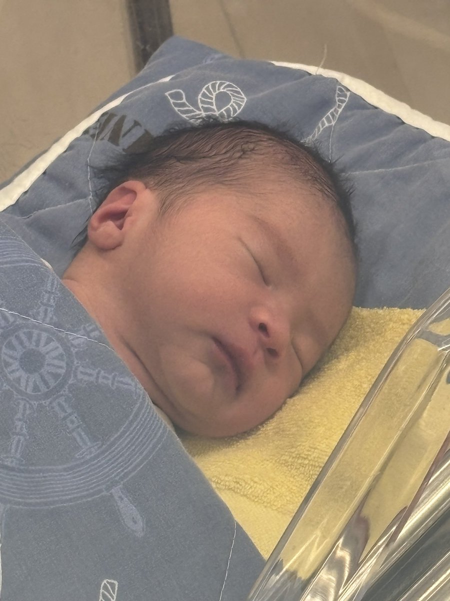 yuehlin17's tweet photo. 🎈生日快樂🎂
希望今年的生日大禮你會滿意😂
#生日禮物 
#吳二 
#happybirthday 
#newborn 
#2d https://t.co/JhnZI1Zb5c
