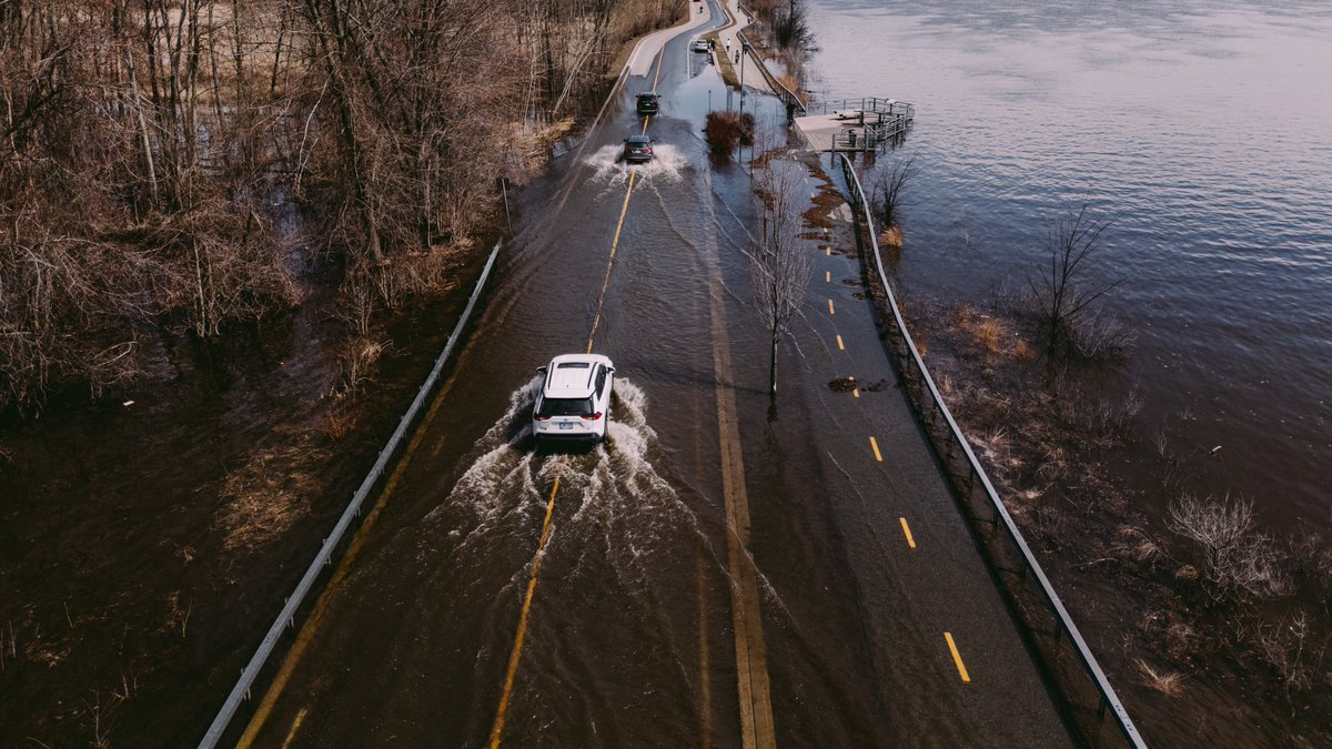 ville_gatineau's tweet photo. 🌊 INONDATIONS | 𝗠𝗶𝘀𝗲 𝗮̀ 𝗷𝗼𝘂𝗿, 𝟭𝟵 𝗮𝘃𝗿𝗶𝗹, 𝟭𝟮 𝗵:  Les niveaux d'eau continuent d’augmenter. La stabilisation des niveaux d’eau pourrait débuter mardi, mais devraient rester élevés pendant plusieurs jours. 

🚧 𝗙𝗲𝗿𝗺𝗲𝘁𝘂𝗿𝗲 𝗱𝗲 𝗿𝘂𝗲𝘀: Consultez la carte avant de vous déplacer: https://t.co/qUaXdu7ETk

❓ Détails : https://t.co/TPsno0XI8H