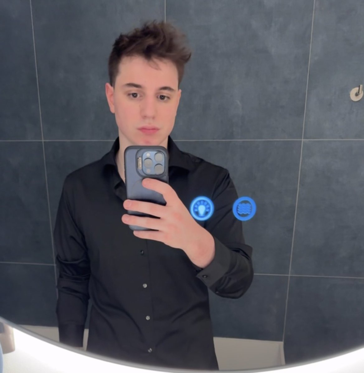 Cuics5's tweet photo. Gaming VS soirée… cheveux long VS cheveux court… quel choix faire #LGBTQIAAprilVibes https://t.co/3wv2LwDLrd