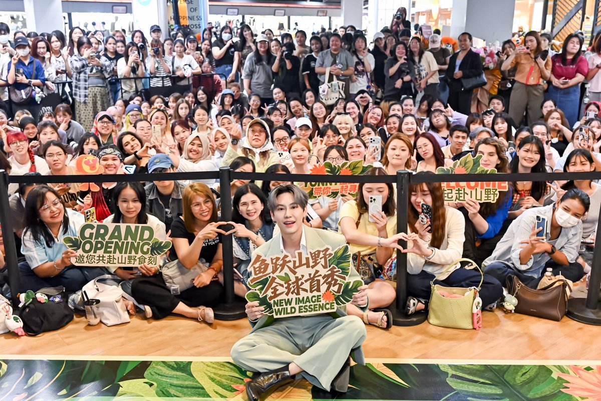 CM2Connect's tweet photo. YONNY เปิดตัวสาขาแรกของโลกคอนเซ็ปต์ “Mountain Lifestyle” ในกรุงเทพฯ พร้อม Boun ร่วมงานในฐานะ Brand Experience Ambassador

#YONNYxBOUN
#bb0un #YONNY

YONNY แบรนด์ร้านอาหารชื่อดังจากประเทศจีน เปิดตัวสาขาใหม่ล่าสุดในคอนเซ็ปต์ “Mountain Lifestyle 6.0” อย่างเป็นทางการ ณ Union Mall กรุงเทพฯ นับเป็นสาขาแรกของโลกในรูปแบบใหม่นี้ โดยได้รับเกียรติจากนักแสดงหนุ่มชื่อดังของไทย Boun (Noppanut Guntachai) มาร่วมงานในฐานะ Brand Experience Ambassador พร้อมแฟนคลับและสื่อมวลชนจำนวนมากที่มาร่วมเป็นสักขีพยานในโมเมนต์สำคัญครั้งนี้

Boun เป็นนักแสดงที่ได้รับความนิยมทั้งในไทยและต่างประเทศ จากผลงานซีรีส์อย่าง Until We Meet Again และผลงานอื่น ๆ ที่สร้างกระแสในเอเชียตะวันออกเฉียงใต้ ด้วยภาพลักษณ์ที่เป็นกันเอง สดใส และเข้าถึงง่าย ซึ่งสอดคล้องกับภาพลักษณ์ของแบรนด์ YONNY ที่มุ่งเน้นความทันสมัยและเข้าถึงคนรุ่นใหม่

ภายในงานเปิดตัว Boun ปรากฏตัวในลุคสบาย ๆ โทนสีเขียวอ่อน สร้างบรรยากาศคึกคักให้กับงานอย่างมาก เสียงเชียร์จากแฟน ๆ และแฟลชจากสื่อมวลชนทำให้บรรยากาศเต็มไปด้วยความตื่นเต้น นอกจากการพูดคุยและทักทายแฟน ๆ อย่างใกล้ชิดแล้ว Boun ยังได้ร่วมพิธีตัดริบบิ้นเปิดร้าน พร้อมผู้บริหารแบรนด์อีกด้วย

Boun เผยว่า เคยเห็นเมนูของ YONNY ผ่านโซเชียลมีเดีย โดยเฉพาะเมนู ปลาต้มผักกาดดอง (酸菜鱼) ที่อยากลองมานาน และรู้สึกยินดีที่ได้มาร่วมสัมผัสประสบการณ์ในฐานะตัวแทนของแบรนด์ในครั้งนี้

หลังจากพิธีเปิด Boun ได้ทดลองสัมผัสประสบการณ์ภายในร้านอย่างเต็มรูปแบบ ทั้งบรรยากาศสไตล์ “ภูเขาในเมือง” และเมนูต่าง ๆ ของร้าน ไม่ว่าจะเป็น
* ปลาต้มผักกาดดอง (เมนูคลาสสิก)
* ต้มลวกสไตล์จีน (烫捞)
* ซุปหม่าล่า
* ต้มยำสไตล์จีน

โดยเจ้าตัวให้ความเห็นว่า รสชาติอาหารมีความกลมกล่อม วัตถุดิบสดใหม่ และมีความหลากหลาย พร้อมชื่นชมโซนจัดแสดงวัตถุดิบขนาดใหญ่ภายในร้านที่ให้ประสบการณ์แปลกใหม่และน่าสนใจ

นอกจากนี้ Boun ยังแนะนำเมนูซิกเนเจอร์ เช่น สูตร “สูตรเด็ดเผ็ดร้อน” และ “ผักกาดดองสูตรดั้งเดิม” ให้กับแฟน ๆ พร้อมกล่าวประโยคภาษาจีนอย่างเป็นกันเอง สร้างความประทับใจให้กับผู้ร่วมงาน

ลูกค้าชาวไทยที่มาร่วมงานยังให้ความเห็นว่า นอกจากเมนูปลาต้มผักกาดดองแล้ว กลุ่มเมนู ต้มลวก ได้รับความนิยมไม่แพ้กัน โดยเฉพาะน้ำซุป ต้มยำ ที่มีรสชาติถูกปากคนไทย ขณะที่บรรยากาศร้านเน้นโทนไม้และสีเขียวจากธรรมชาติ ให้ความรู้สึกผ่อนคลายและใกล้ชิดธรรมชาติ

บนโซเชียลมีเดีย ภาพของ Boun กับร้าน YONNY สาขาใหม่นี้ถูกแชร์อย่างรวดเร็ว กลายเป็นหนึ่งในโลเคชันยอดฮิตแห่งใหม่ของสายคาเฟ่และสายกินในกรุงเทพฯ

สำหรับคอนเซ็ปต์ “Mountain Lifestyle 6.0” ของ YONNY โดดเด่นด้วยการผสมผสาน “ความงามแบบธรรมชาติของตะวันออก” เข้ากับเมนูที่หลากหลาย ภายในร้านตกแต่งด้วยวัสดุอย่างไม้ ดิน และต้นไม้สีเขียว สร้างบรรยากาศเหมือนยกธรรมชาติเข้ามาไว้กลางเมือง

ในด้านเมนู นอกจากการคงเอกลักษณ์ของ ปลาต้มผักกาดดอง แล้ว ยังเพิ่มกลุ่มเมนู ต้มลวกสไตล์จีน พร้อมน้ำซุปหลากหลาย รวมถึงรสชาติที่ปรับให้เข้ากับผู้บริโภคชาวไทย เช่น ต้มยำ ทำให้ตอบโจทย์ทั้งคนท้องถิ่นและนักท่องเที่ยว

ก่อนหน้านี้ YONNY ได้เปิดตัวร้านรูปแบบ 5.0 ในประเทศไทย และได้รับการตอบรับที่ดีจากตลาดท้องถิ่น การเปิดตัวรูปแบบ 6.0 ในครั้งนี้ถือเป็นการยกระดับทั้งด้านเมนูและประสบการณ์ภายในร้าน เพื่อตอบโจทย์ผู้บริโภคยุคใหม่มากยิ่งขึ้น

การร่วมงานของ Boun ในครั้งนี้ ไม่เพียงช่วยสร้างกระแสให้กับแบรนด์ แต่ยังเป็นการเชื่อมโยงแบรนด์เข้ากับผู้บริโภคไทยได้อย่างใกล้ชิดมากขึ้น

ในอนาคต YONNY มีแผนขยายสาขาในเอเชียตะวันออกเฉียงใต้ต่อเนื่อง พร้อมนำเสนออาหารจีนในรูปแบบที่เข้าถึงง่าย ทันสมัย และตอบโจทย์ไลฟ์สไตล์ของคนรุ่นใหม่

ผู้ก่อตั้งแบรนด์กล่าวว่า คอนเซ็ปต์ “Mountain Lifestyle” ไม่ได้เป็นเพียงการออกแบบร้าน แต่ยังสะท้อนแนวคิดในการสร้างประสบการณ์ใหม่ให้กับผู้บริโภค และตั้งเป้าที่จะทำให้อาหารจีนเป็นส่วนหนึ่งของไลฟ์สไตล์ระดับสากล