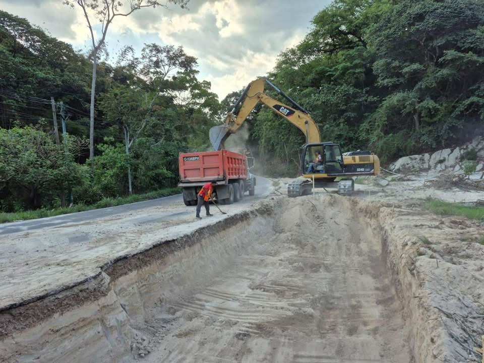 1/2
El <a href="/GuatemalaGob/">Gobierno de Guatemala 🇬🇹</a> reinició los trabajos de la ampliación a cuatro carriles de la ruta CA-8, El Molino Cuilapa Santa Rosa a frontera Valle Nuevo Jalpatagua Jutiapa. Obra paralizada desde el gobierno de Álvaro Colom, quien se robó el dinero e hicieron lo mismo sus sucesores. 🧵