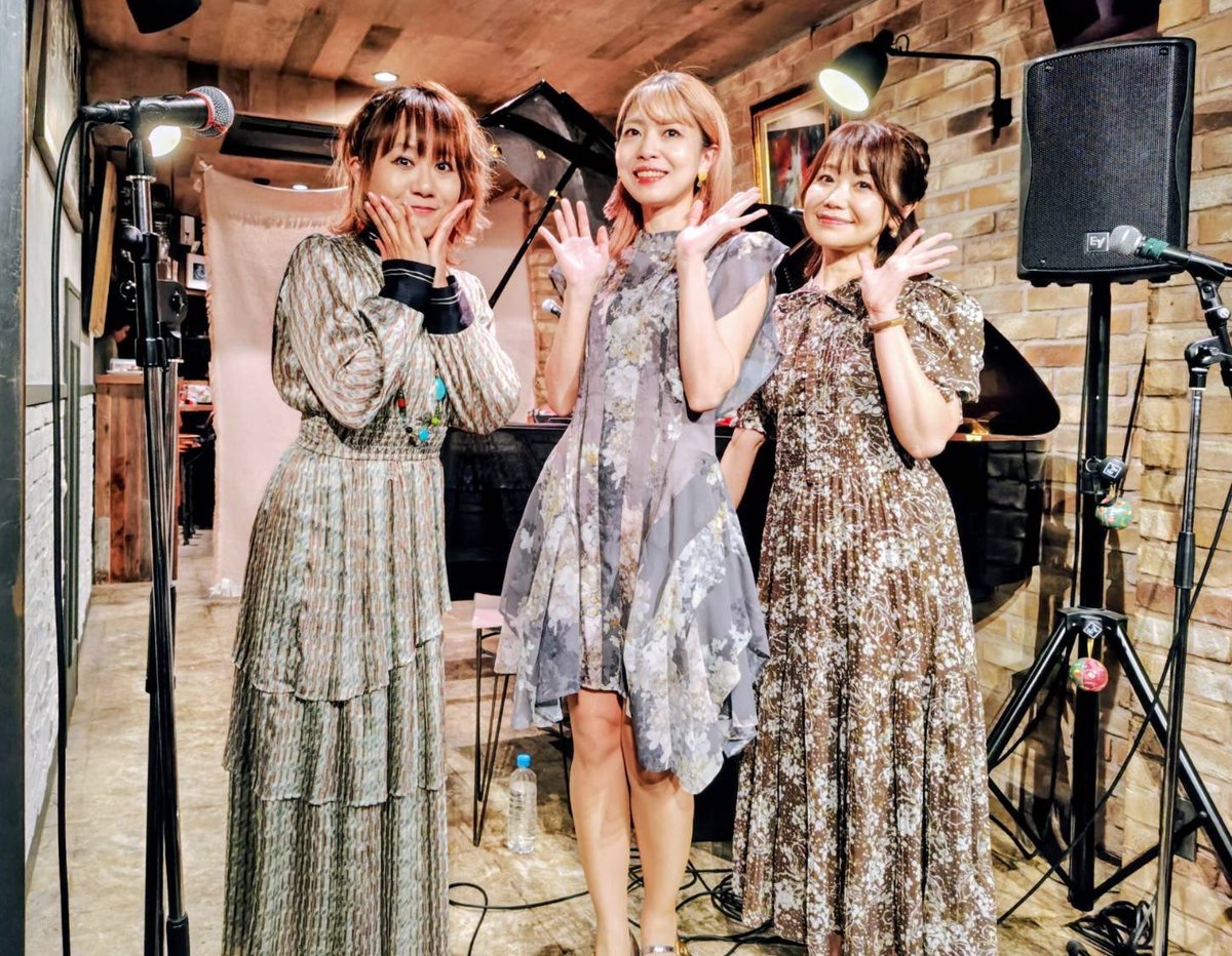 mizunomanabi's tweet photo. 「LIVE at Kagrazaka 〜Sing＆Reading！」
無事に終演いたしました✨
お越しくださった皆さま、本当にありがとうございました！

昼夜、一日2公演と増やしてお届けしましたが……
蓋を開けてみたら昼と夜とで全く雰囲気が異なるLIVEとなり😳改めて、LIVEとはお客様と一緒に作り上げるもので、繊細で、尊い愛おしい時間なのだなぁと思いました。

貴重な日曜日のお時間、
少しでも「行って良かったな」「楽しかったな」と思っていただけていたら幸いです♥️

玲奈さん、たけこさんも、
本当に素敵で☺️なんか既に「愉快な仲間たち」😆笑
ご一緒出来る奇跡が嬉しい🥰

会場の神楽坂u-maさんもありがとうございました！また、いつか！