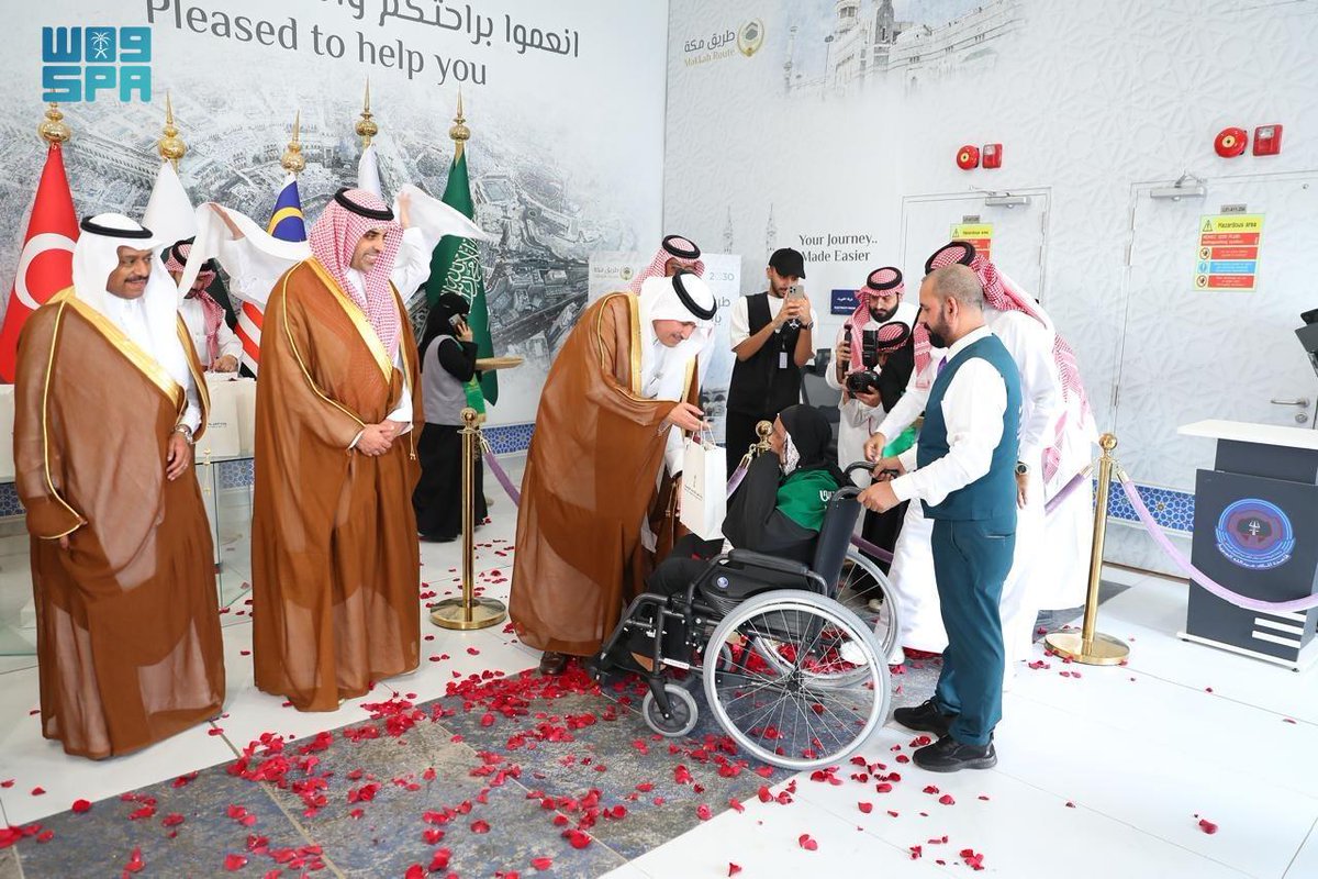 arabnews's tweet image. #PHOTOS: #SaudiArabia’s Minister of Transport and Logistic Services Saleh Al-Jasser visited dedicated terminal for @MakkahRoute initiative at King Abdulaziz International Airport in #Jeddah, where he welcomed a flight of beneficiaries #Hajj arab.news/z8qc9