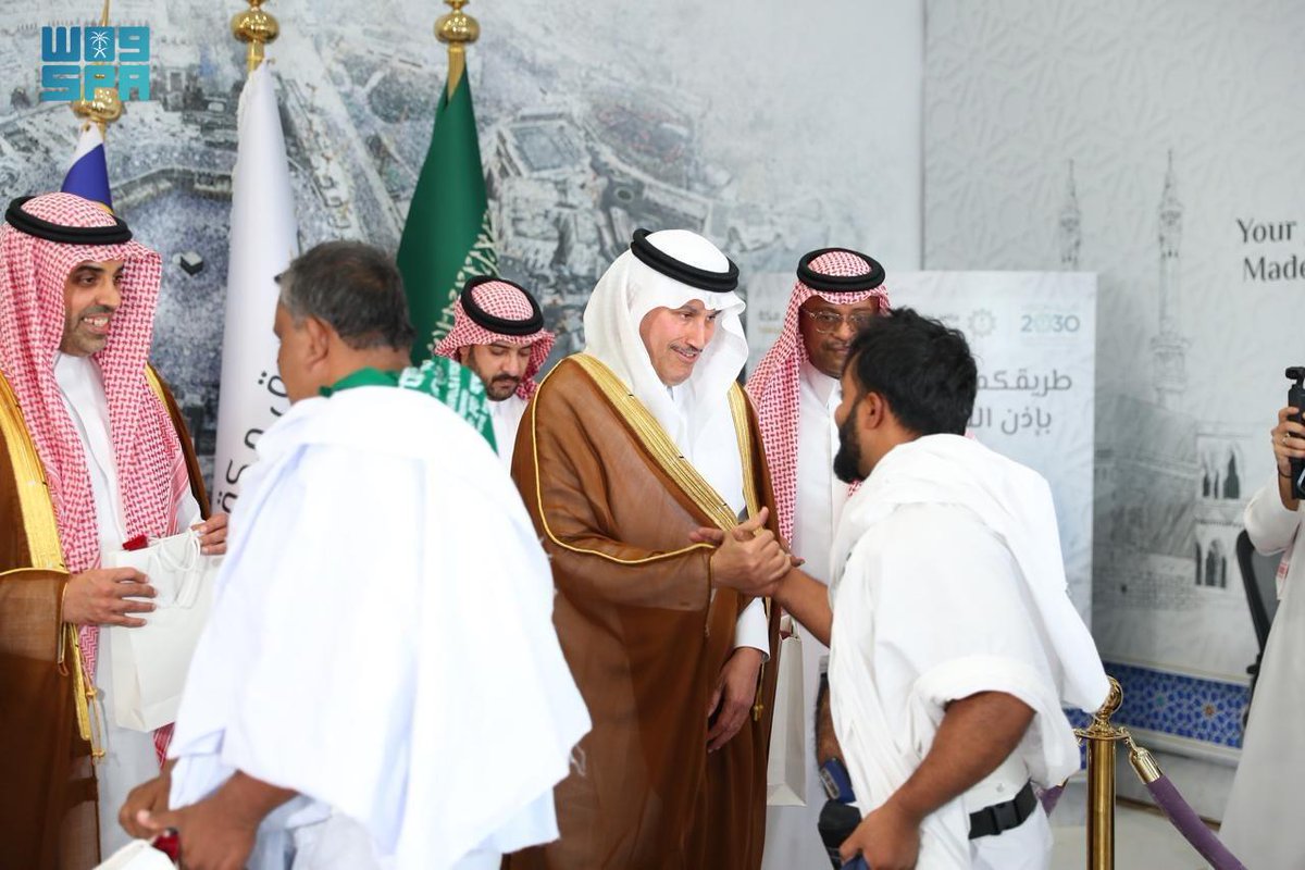 arabnews's tweet image. #PHOTOS: #SaudiArabia’s Minister of Transport and Logistic Services Saleh Al-Jasser visited dedicated terminal for @MakkahRoute initiative at King Abdulaziz International Airport in #Jeddah, where he welcomed a flight of beneficiaries #Hajj arab.news/z8qc9