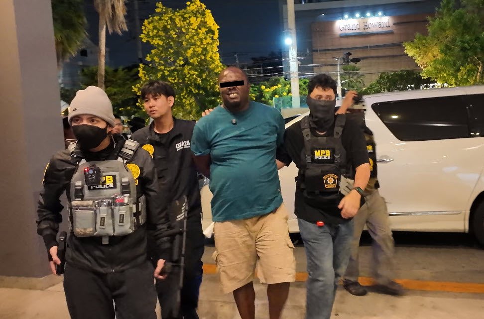FranceNews24's tweet image. 🔴 INFO - #Thaïlande : La police de #Bangkok a arrêté un présumé « Big Boss » nigérian de la #cocaïne, âgé de 47 ans, connu sous le pseudonyme de Patrick. Les policiers ont découvert 1,5 million de bahts cachés au-dessus du plafond de sa salle de bain. Trois autres membres du