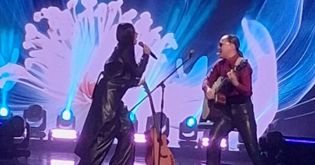 hmetromy's tweet image. #rap Kemunculan penyanyi juga vokalis Spring, Ameng, 58, mengiringi persembahan anak perempuannya, Azeva Natassha, 25, sambil bermain gitar di pentas Talk To My Manager musim kedua (TTMM 2), di sini, malam ini menarik perhatian ramai.
 hmetro.com.my/rap/rapextra/2…