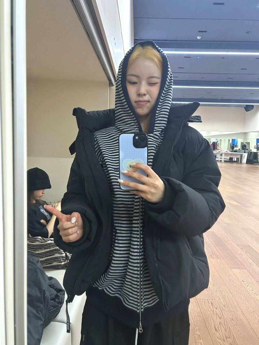 haewonaaahh's tweet image. Just realised she's pointing at Jiwoo in this pic MY JJYUKKYU #patchup #theyarereal