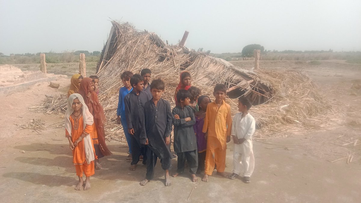 سندھ کے اسکولوں کے حالت زار اربیں روپے بجٹ کے باوجود گاؤں اور دیہات کے سینکڑوں گورنمنٹ اسکولوں کی حالت بیٹھنے کے لیے سایہ تک نہیں اس اسکول میں سؤ سے زیادہ طلبہ اور طالبات پڑھتے ہیں یہ بدین ضلع کا ایک اسکول ہے.
