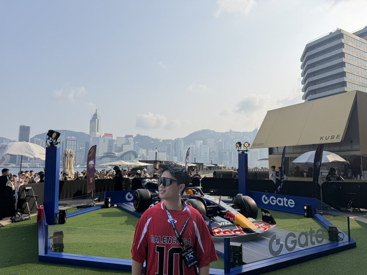 LoyalSiman's tweet image. 今天面基了至少60个老朋友

大概有多一半人说我变黑了

最近在学习冲浪

有的说我换了个肤色/垮了个种族🥹

#Hongkong