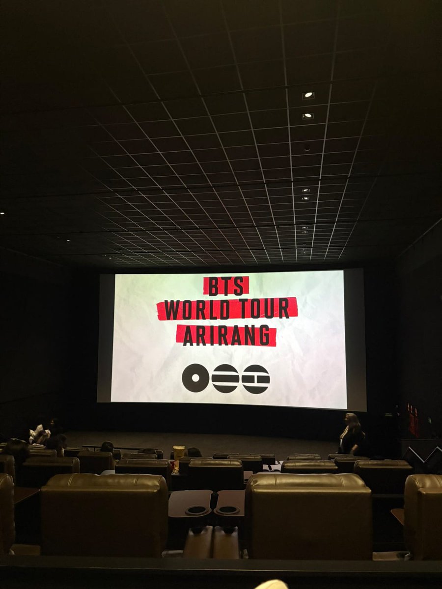 MONBEBEgomie's tweet photo. El pasado 11 de abril fui a ver el concierto de BTS en @CineYelmo en Valencia. Como se ve en las fotos nos cortaron gran parte de la pantalla y, a parte de lo que nos perdimos, no pudimos leer los subtítulos en ningún momento. Esta proyección costaba 20€ 👇 @BTS_Spain https://t.co/nttktU0NUp