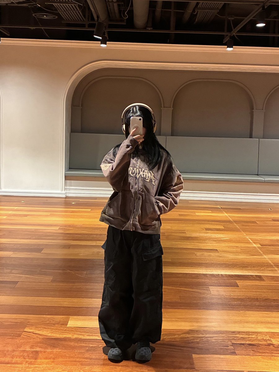 bmsonminsu's tweet photo. 260413 아현 옷 정보

브랜드: 트래비스 스캇
품명: 키르쿠스 막시무스 스타디움 투어 25 집 후드
가격: ₩220,000
https://t.co/B90kPWAPkB

브랜드: 오픈와이와이
품명: Cargo Pocket Wind Jacket - Grey
가격: ₩295,200
https://t.co/kTol4J4BWt

#아현 #AHYEON #베이비몬스터 #BABYMONSTER https://t.co/f9SU40w45X