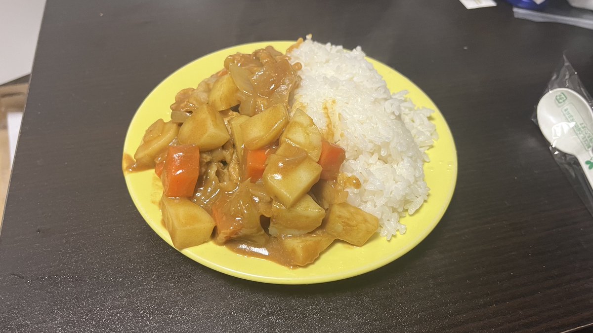 glueFrom2003's tweet photo. 4年ぶりくらいにカレー作った
人参への火の通しが甘かった
鍋小さいからほぼジャガイモカレーになったな https://t.co/XjdtrPUIZy