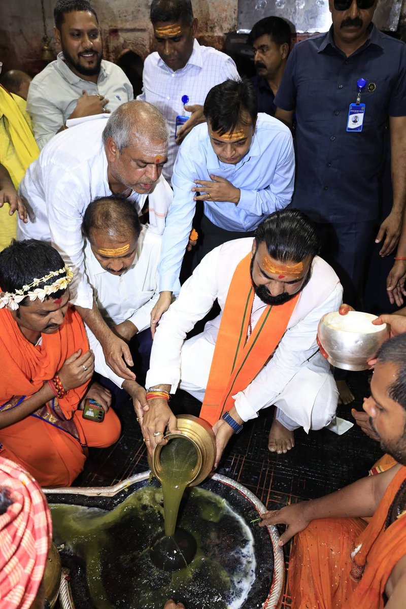 samrat4bjp's tweet photo. झारखंड के देवघर स्थित पवित्र ज्योतिर्लिंग बाबा बैद्यनाथ धाम में देवाधिदेव महादेव का पूजन-अर्चन एवं दर्शन कर अपार आध्यात्मिक ऊर्जा की अनुभूति हुई।

बाबा बैद्यनाथ से समस्त बिहारवासियों के सुख, समृद्धि और कल्याण की कामना की।

हर-हर महादेव! 🙏 https://t.co/1ZJQfJMzvf