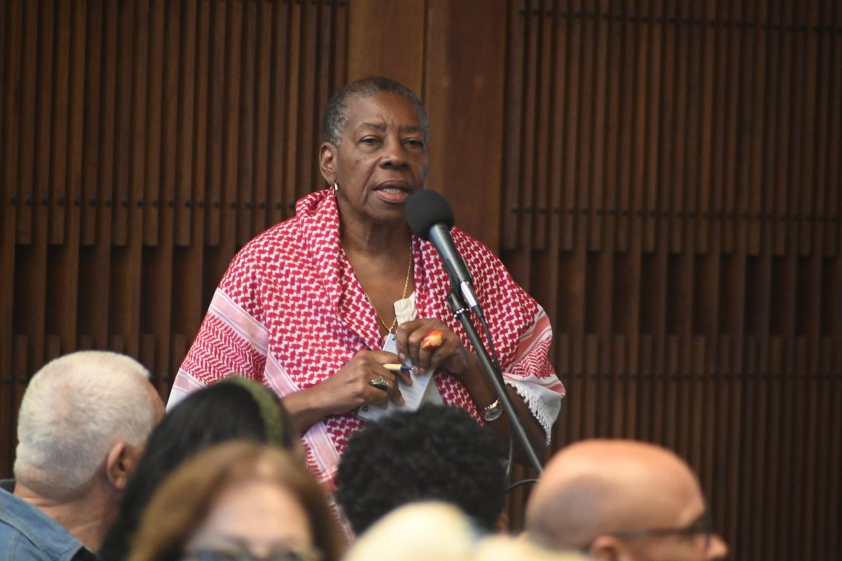 🇨🇺| Sostiene Presidente de la República, <a href="/DiazCanelB/">Miguel Díaz-Canel Bermúdez</a>, nuevo encuentro con jóvenes y veteranos miembros de la Asociación de Combatientes de la Revolución Cubana.

"Por la Patria, la Revolución y el Socialismo, siempre vamos a vencer”, les dijo.

📎| presidencia.gob.cu/es/noticias/po…