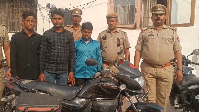 bstvlive's tweet image. एटा 

➡SSP के निर्देश पर चेकिंग अभियान
➡चोरी की बाइक संग 3 आरोपी अरेस्ट
➡हाथरस के निवासी सुखबीर,अजय,भूरीसिंह
➡जलेसर क्षेत्र के तोप चौराहे से अरेस्ट

#Etah #UPPolice #UttarPradesh @Etahpolice