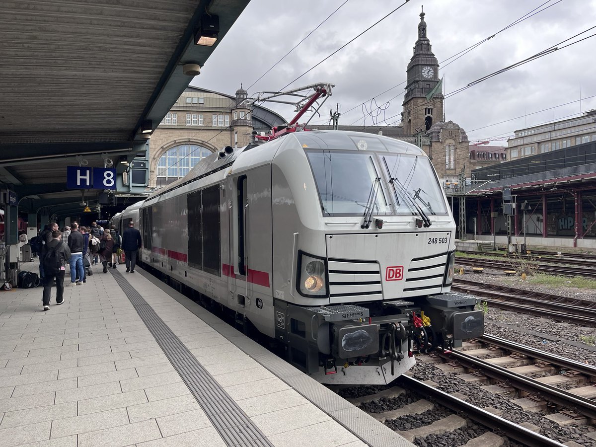 MarcusGrahnert's tweet image. Aktuell zum #Fahrplan2026:

Heute erste Fahrgastfahrt eines ICE der @DB_Presse auf die Insel #Sylt.

Ab sofort tägliche Verbindung ICE 2374/2375 mit dem ICE L (#Talgo)

Ab Juni/Juli weitere ICE-Verbindungen u.a. nach Berlin und Köln.