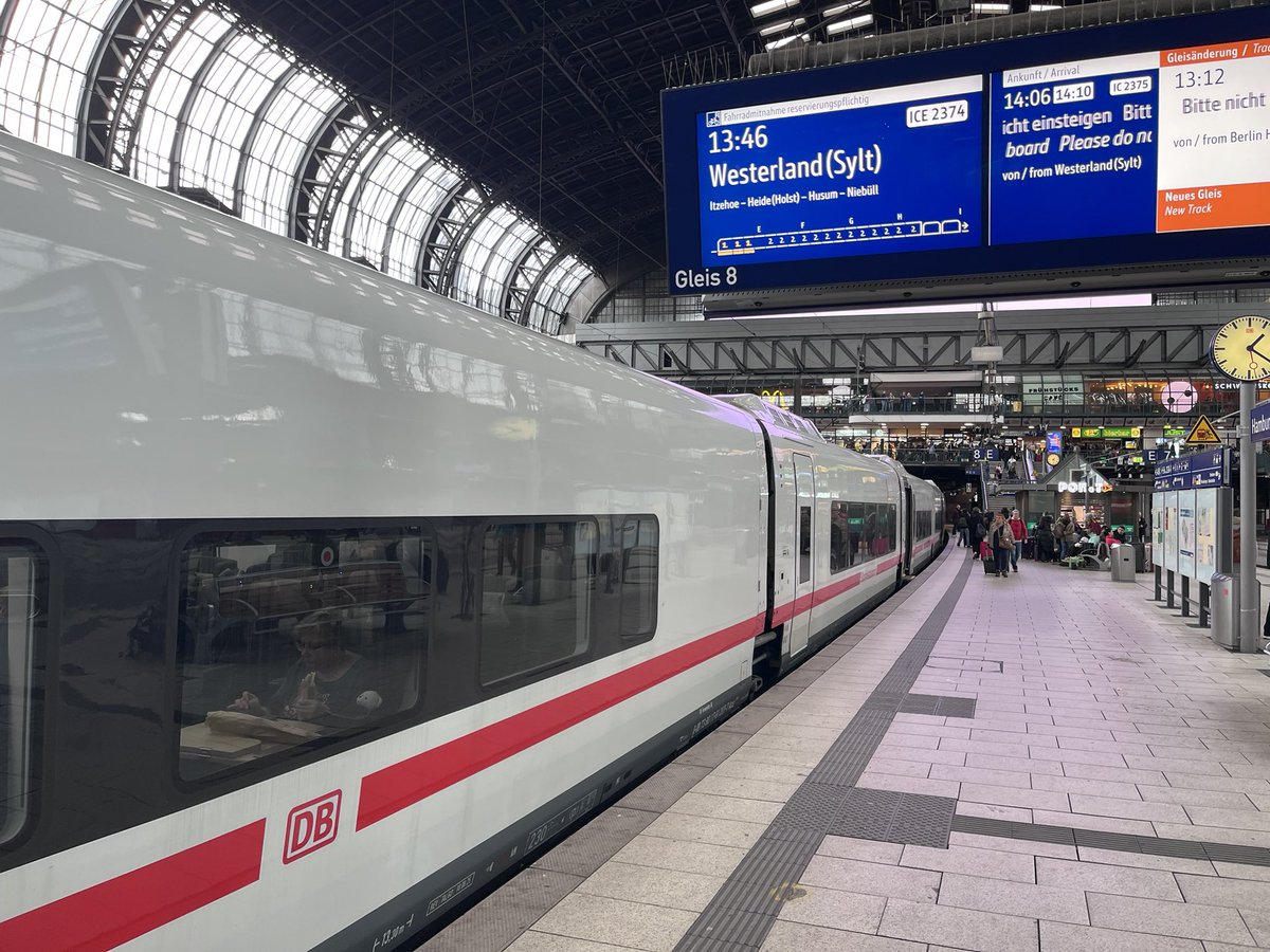 MarcusGrahnert's tweet image. Aktuell zum #Fahrplan2026:

Heute erste Fahrgastfahrt eines ICE der @DB_Presse auf die Insel #Sylt.

Ab sofort tägliche Verbindung ICE 2374/2375 mit dem ICE L (#Talgo)

Ab Juni/Juli weitere ICE-Verbindungen u.a. nach Berlin und Köln.